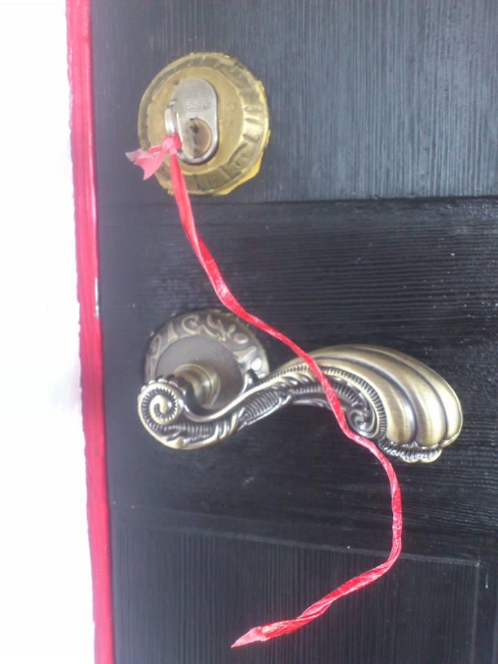 Dörr med nyckel. Foto